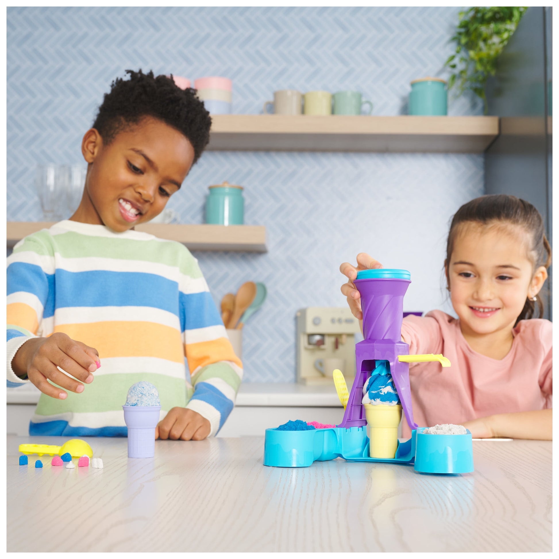 , Soft Serve Station with 14Oz Play Sand, 2 Ice Cream Cones & 2 Tools