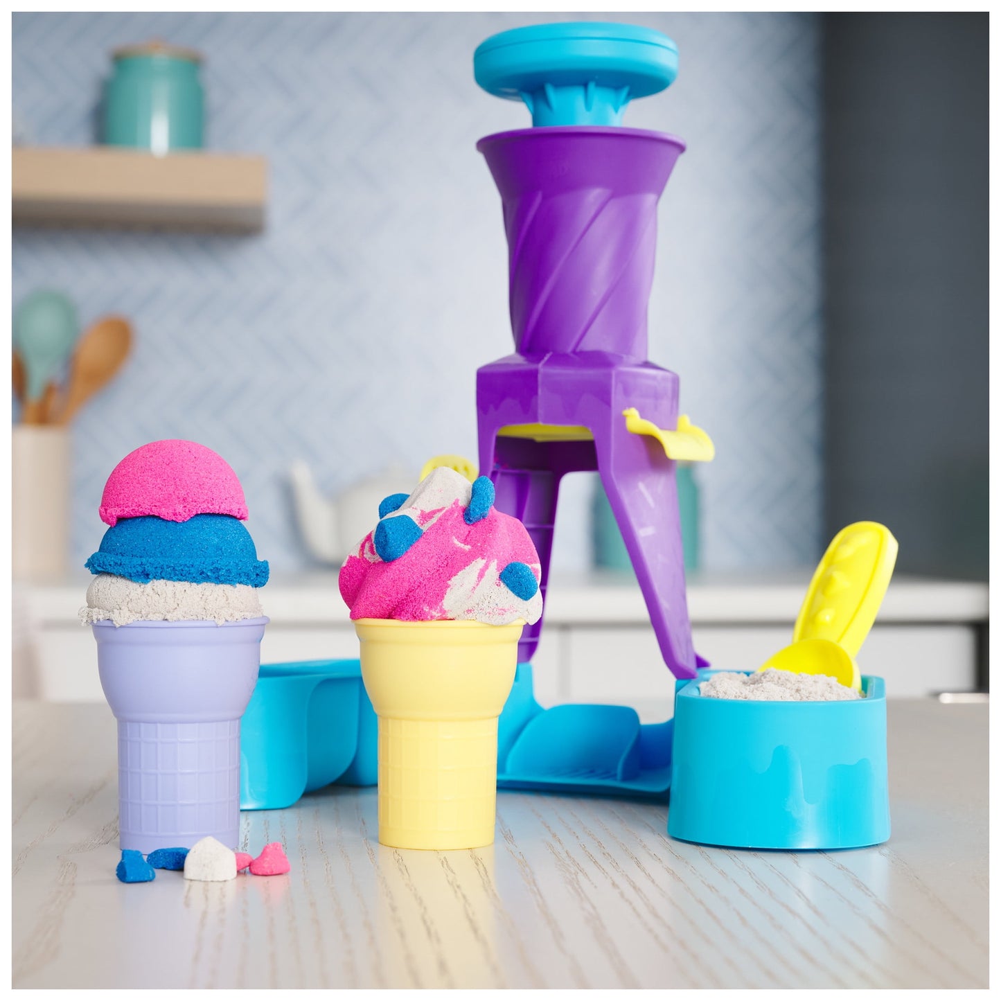 , Soft Serve Station with 14Oz Play Sand, 2 Ice Cream Cones & 2 Tools